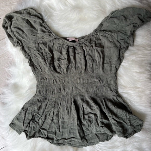 Olive green synched waist womens top! Women’s size Small. Great condition! - Picture 2 of 4